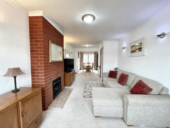 LOUNGE/DINING ROOM