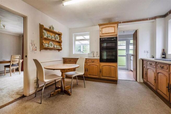 Kitchen/Breakfast Room: