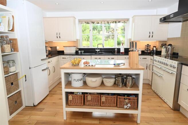 4 bed Detached for sale Image 11