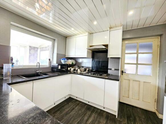 3 bed Semi-Detached for sale Image 7
