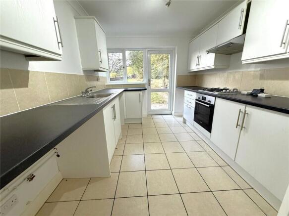 Buckingham Hill Road, Linford, Essex, SS17 photo 4