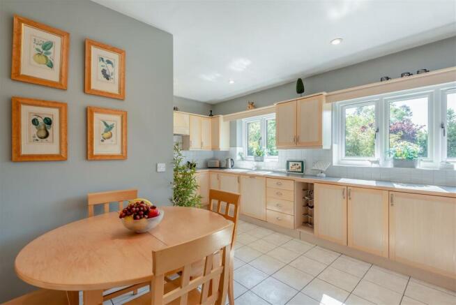 8555122-interior01v.jpg