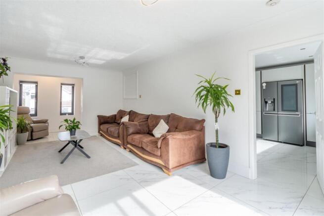 8640608-interior08.jpg