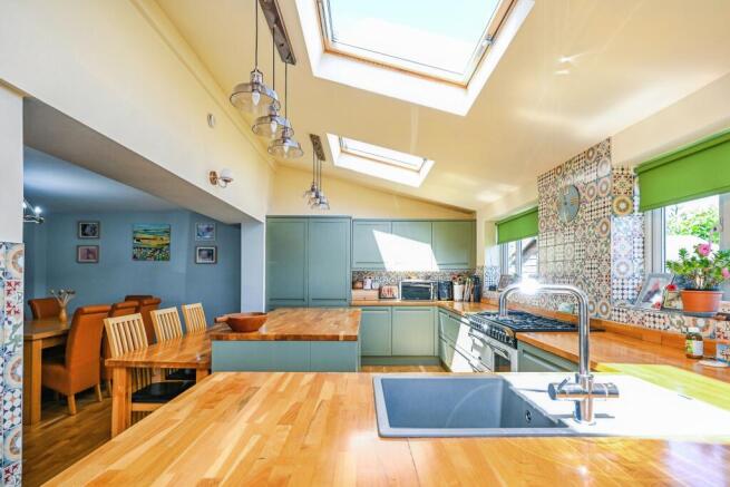 4 bed Detached for sale Image 4
