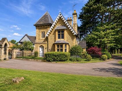 Cemetary Lodge, Castle Road, Wellingborough, NN8 1LL
