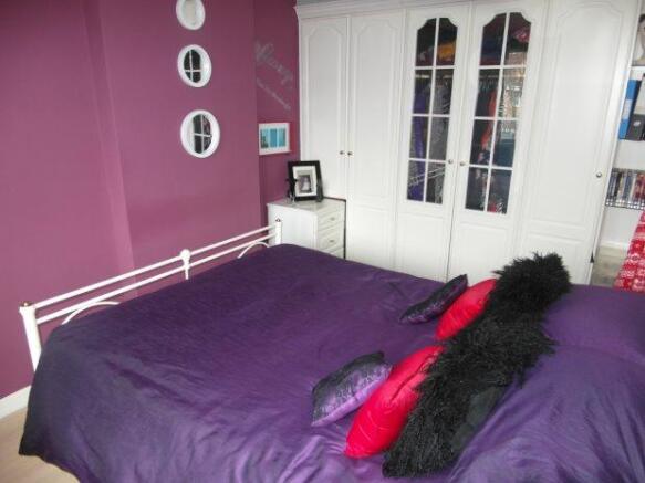 MASTER BEDROOM (FRONT ASPECT)