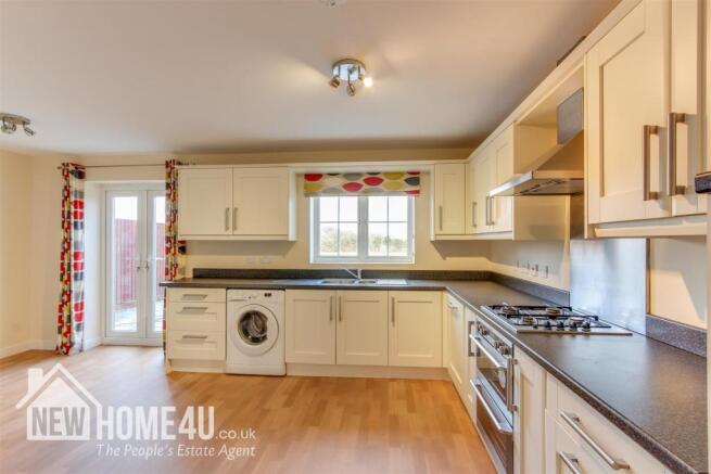 KITCHEN / BREAKFAST ROOM: