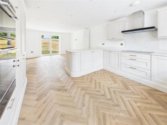 5 bed Detached for sale Image 4