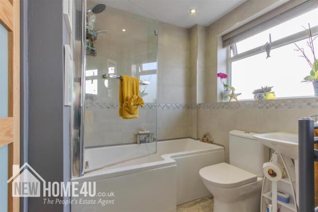 FAMILY BATHROOM: