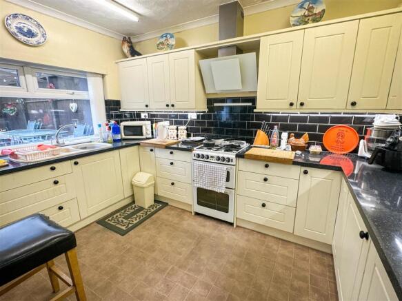 ALTERNATE VIEW OF KITCHEN/BREAKFAST ROOM