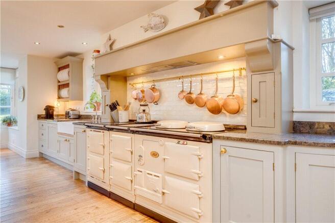 5 bed Detached for sale Image 9