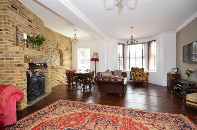 Lounge/Dining Area