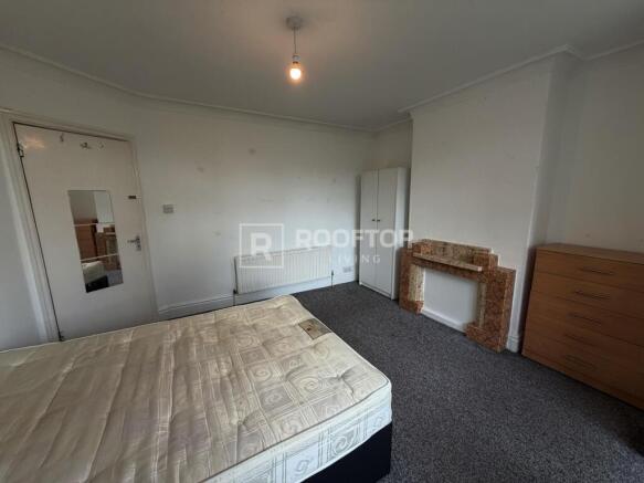 4 bed House to rent Image 5