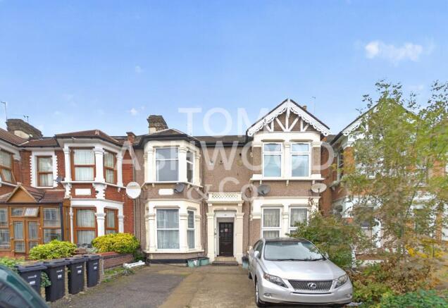 1-bed flat on Kensington Gardens, Ilford, IG1, £180,000