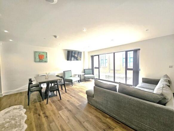 3 bed Town House to rent Image 5