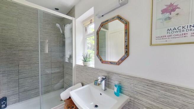 EN-SUITE SHOWER ROOM