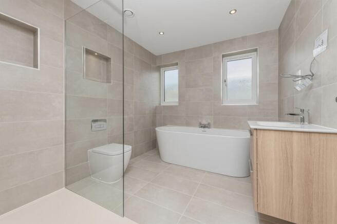 5 bed Detached for sale Image 5