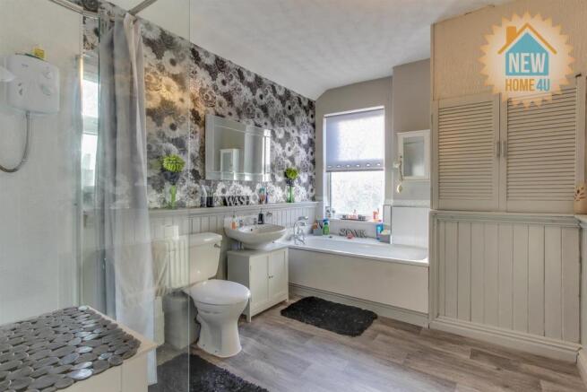 FAMILY BATHROOM: