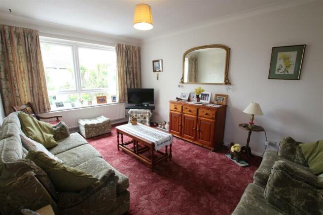 Living room 1.JPG