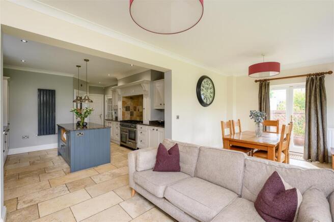 5 bed Detached for sale Image 5