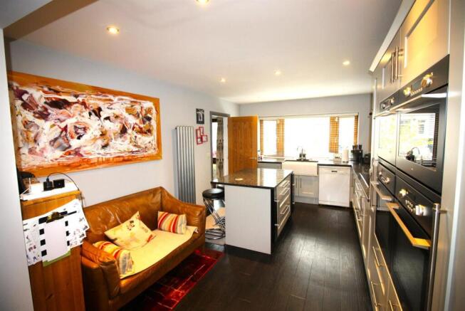 5 bed Detached to rent Image 5