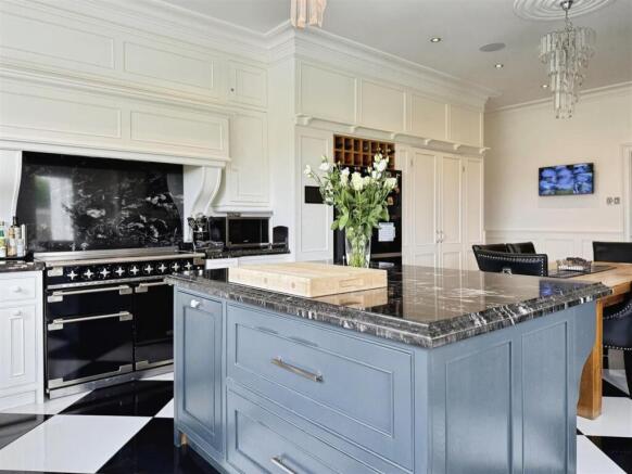 5 bed Detached for sale Image 4