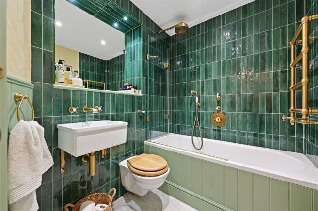 Perrers Road - Bathroom.JPG