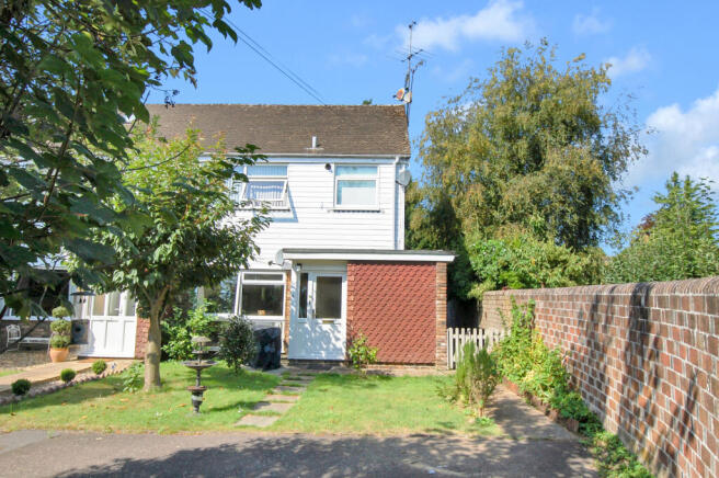 Maisonette with garden. Town Centre.