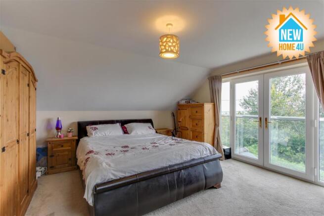 MAIN BEDROOM: