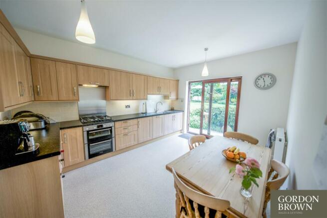 BREAKFASTING KITCHEN