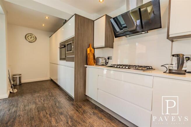 KITCHEN/DINER & FAMILY ROOM