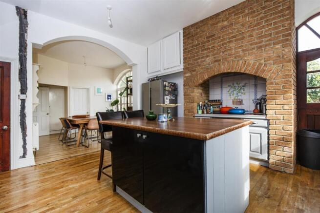 5 bed Detached for sale Image 8