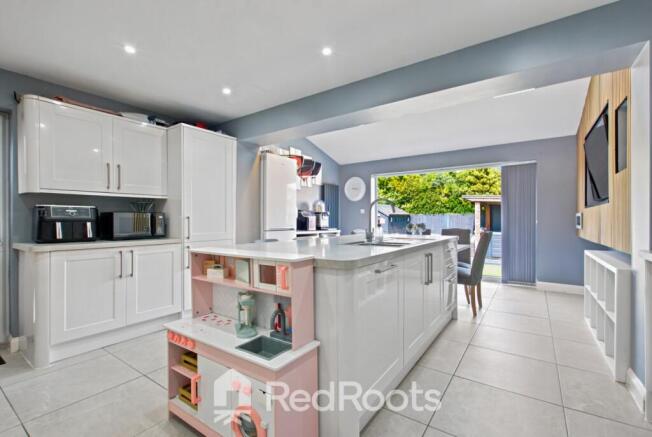 3 bed Semi-Detached for sale Image 4