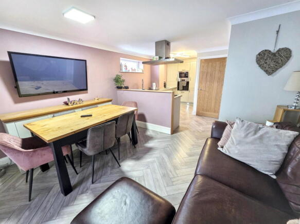 3 bed Semi-Detached for sale Image 8