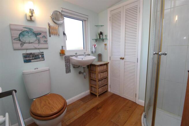 EN-SUITE SHOWER ROOM
