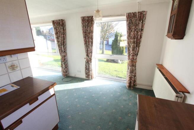 Dining kitchen to front