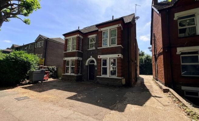 Studio flat on Studley Road, Luton, £90,000