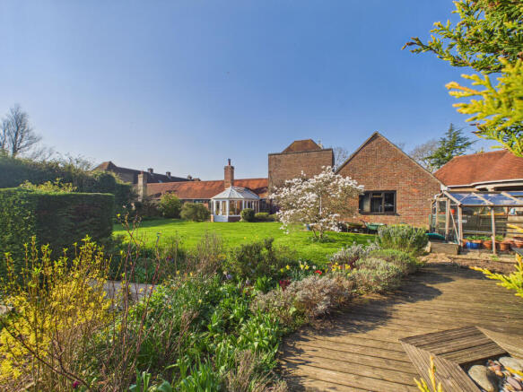 CAM02536G0-PR0076-STILL030