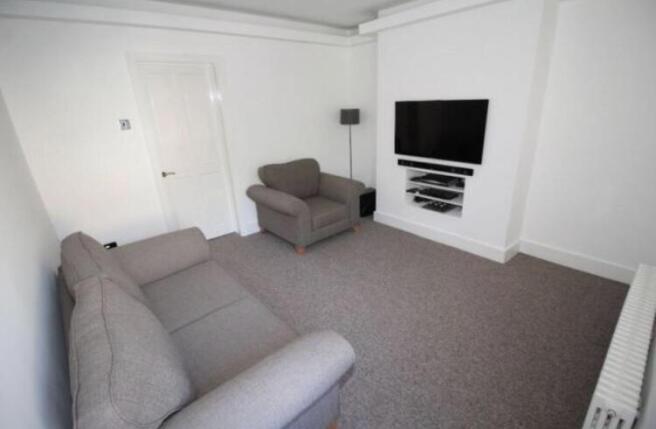 2 bed Terraced to rent Image 6