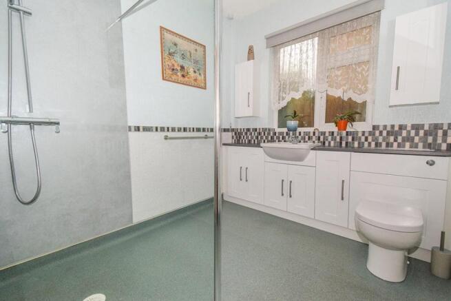 Family Shower Room / Wc