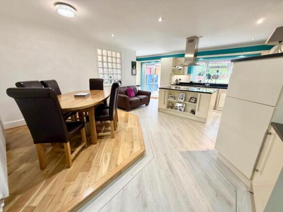 5 bed Semi-Detached for sale Image 8