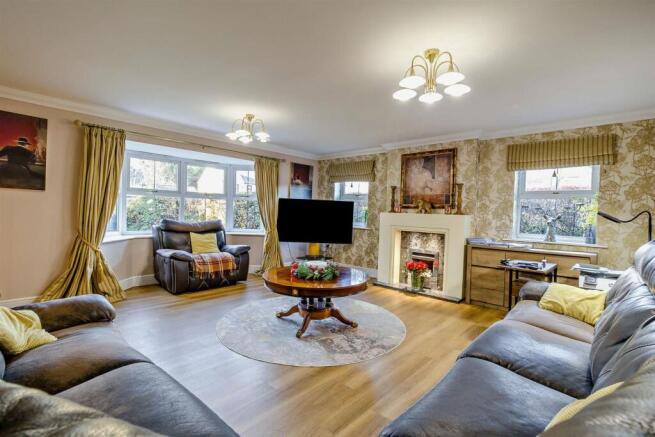 5 bed Detached for sale Image 11
