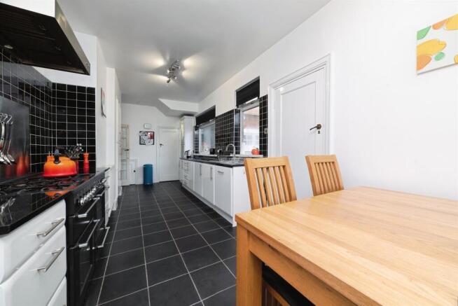 4 bed Detached for sale Image 9