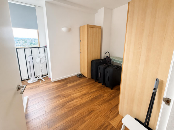 3 bed Flat to rent Image 9