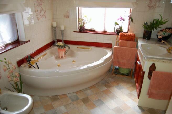 FAMILY BATHROOM