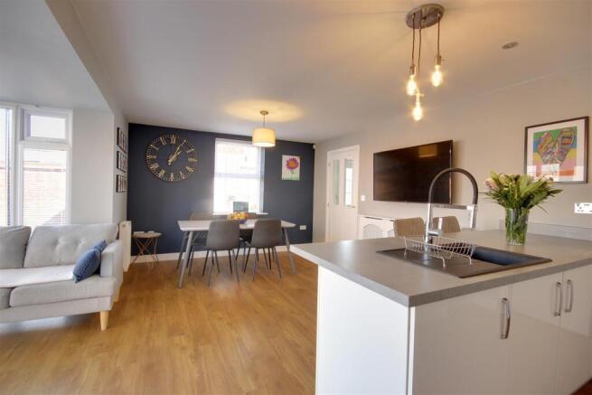 5 bed Detached for sale Image 9