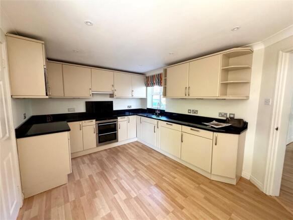 4 bed Detached to rent Image 4