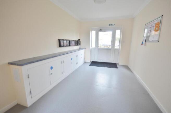 COMMUNAL ENTRANCE HALLWAY