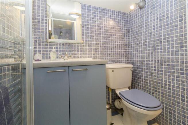 EN-SUITE SHOWER ROOM