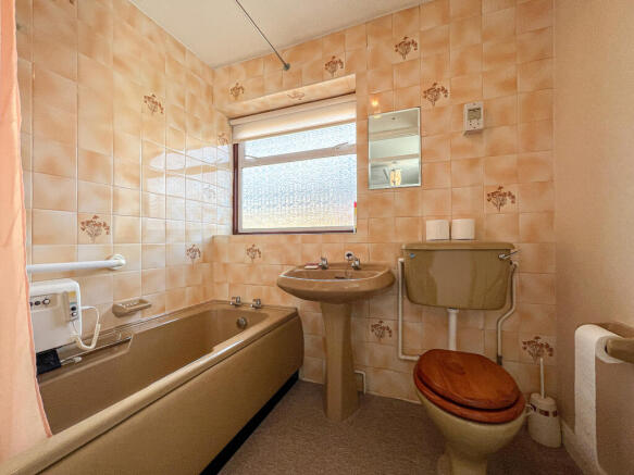 2 Amyand Drive - Bathroom